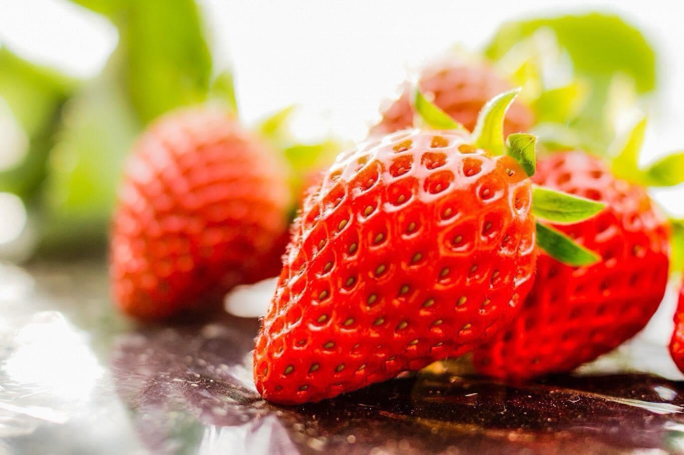 草莓是好東西，可以入藥，草莓大福，益曼小編推薦明月堂、滋養堂和不老客家麻糬現在也有草莓大福